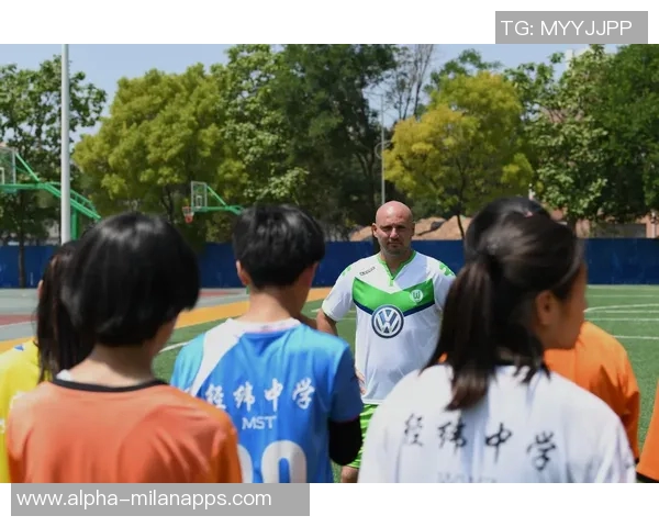 足球教练的执教之路与成长历程探讨